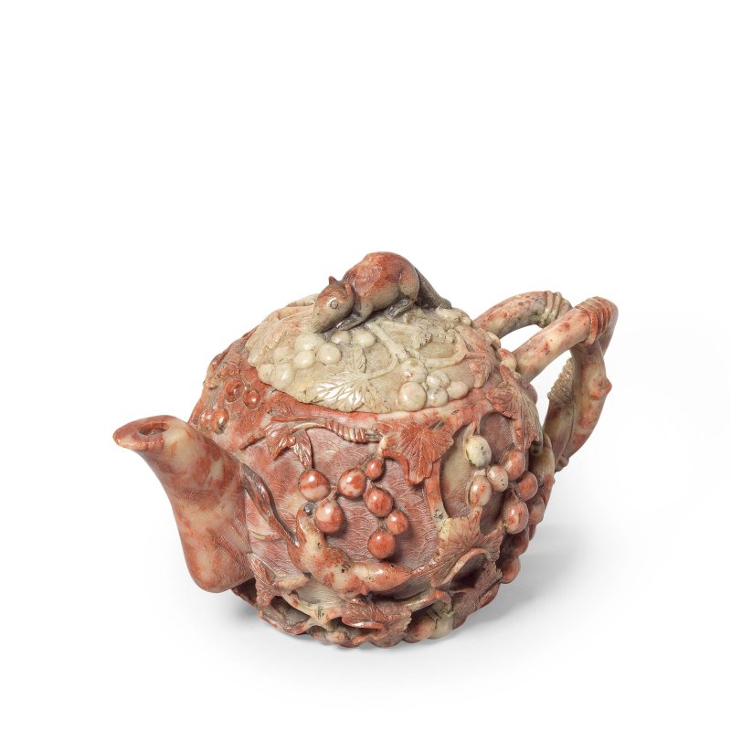 十七/十八世紀 壽山石雕松鼠葡萄茶壺 | A SOAPSTONE 'SQUIRREL AND GRAPES' TEAPOT AND COVER - 图4