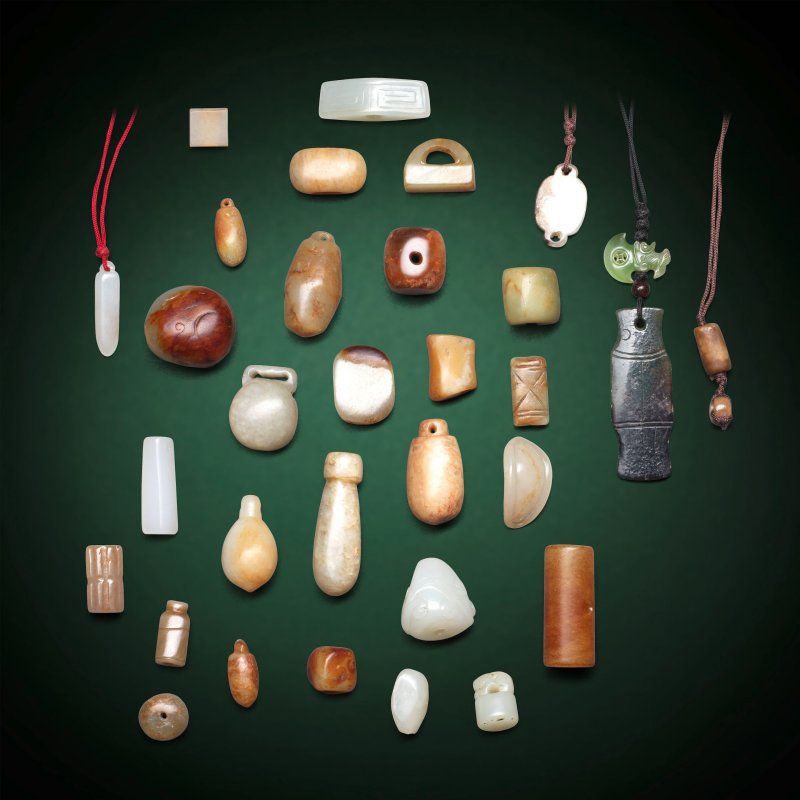 東周及更晚 玉飾、玉璧及珮雜項一組 | A MISCELLANEOUS GROUP OF BEADS, DISCS AND PENDANTS