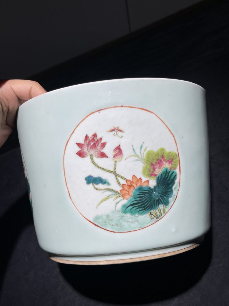 清晚期 青釉开窗粉彩莲池纹花盆 - 图2