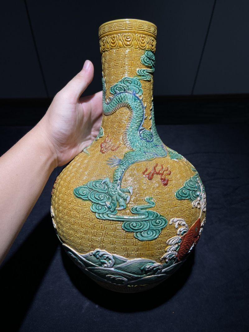 民国 雕瓷鱼化龙纹天球瓶 - 图4
