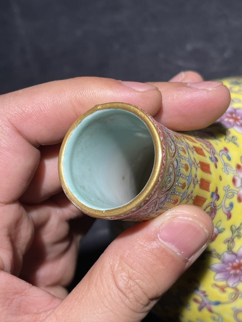 民国 黄地洋彩福庆连绵纹胆瓶一对 - 图8