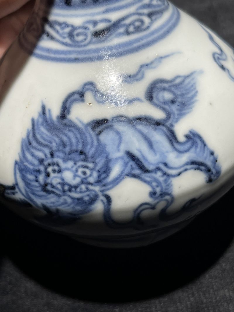 明成化 青花狮子纹长颈瓶 - 图8