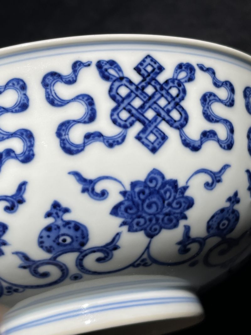 清乾隆 青花莲托八宝纹大碗 - 图8