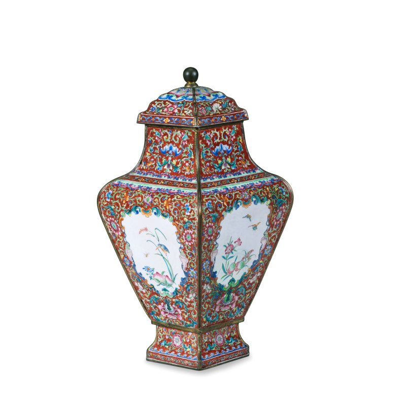 清乾隆 銅胎畫琺琅花卉紋四方蓋罐 | A RARE IMPERIAL-TRIBUTE RUBY-GROUND PAINTED ENAMEL VASE AND COVER, HU - 图7