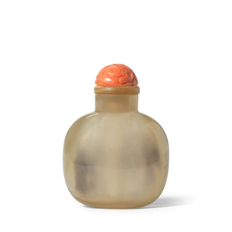 十八/十九世紀 玉髓瑪瑙雕壽老鼻烟壺 | A CHALCEDONY SHADOW AGATE 'SHOULAO' SNUFF BOTTLE - 图2