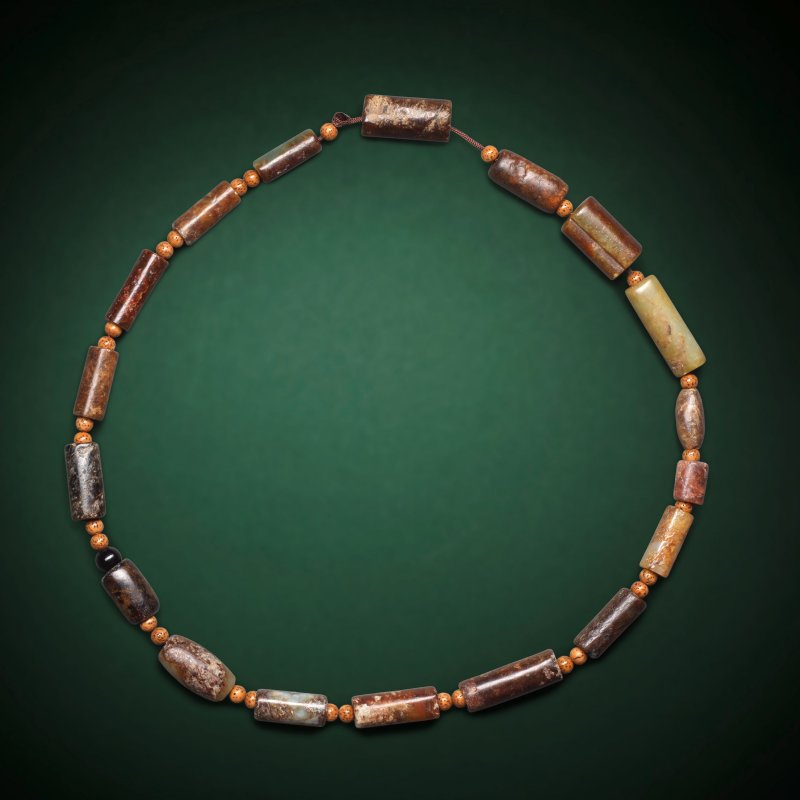 新石器時代及其后 玉管一串 | A STRAND OF TUBULAR JADE BEADS - 图1