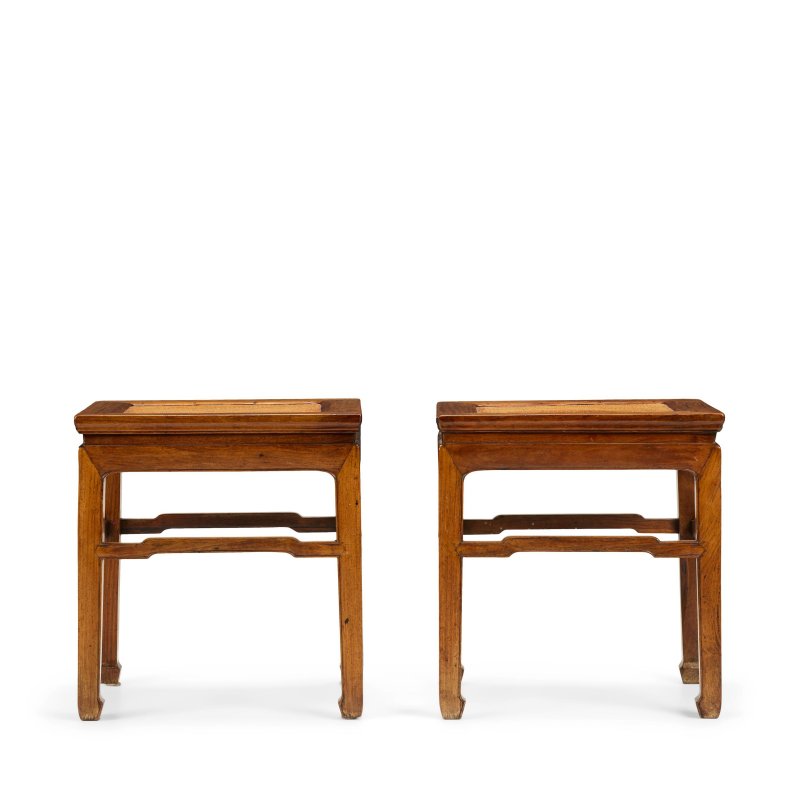 十七/十八世紀 黃花梨有束腰羅鍋棖馬蹄足長方凳一對 | A PAIR OF HUANGHUALI CORNER-LEG STOOLS, FANGDENG - 图2