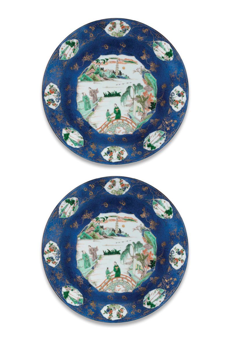 清康熙 灑藍地描金開光五彩携琴訪友圖盤一對 | A PAIR OF LARGE POWDER-BLUE-GROUND FAMILLE VERTE FIGURAL DISHES - 图6
