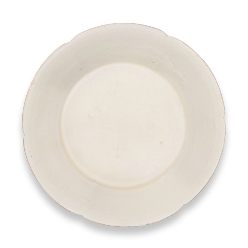 宋 定窯花口折腰盤 | A DINGYAO FOLIATE-RIM DISH