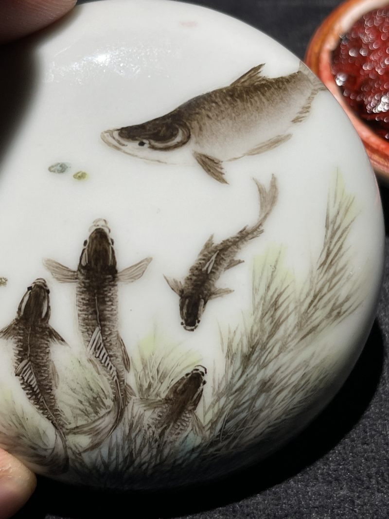 民国 邓碧珊画粉彩鱼藻纹印盒 - 图4