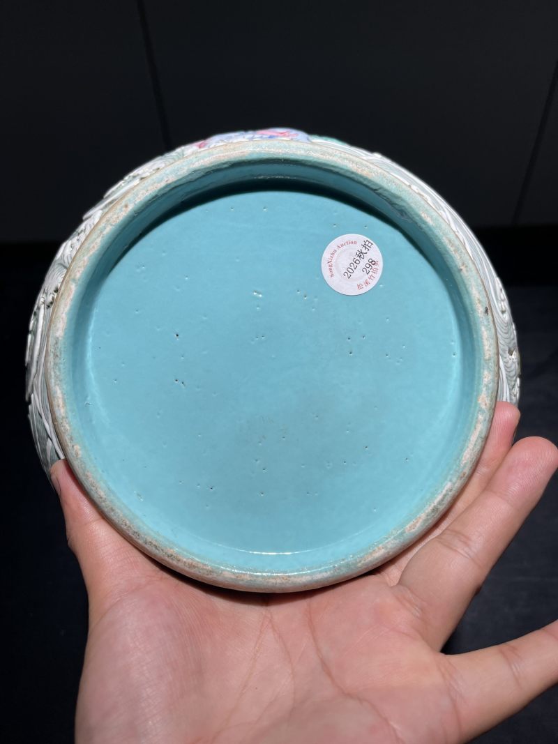 清中期 雕瓷粉彩描金海水狮子纹象耳尊 - 图15