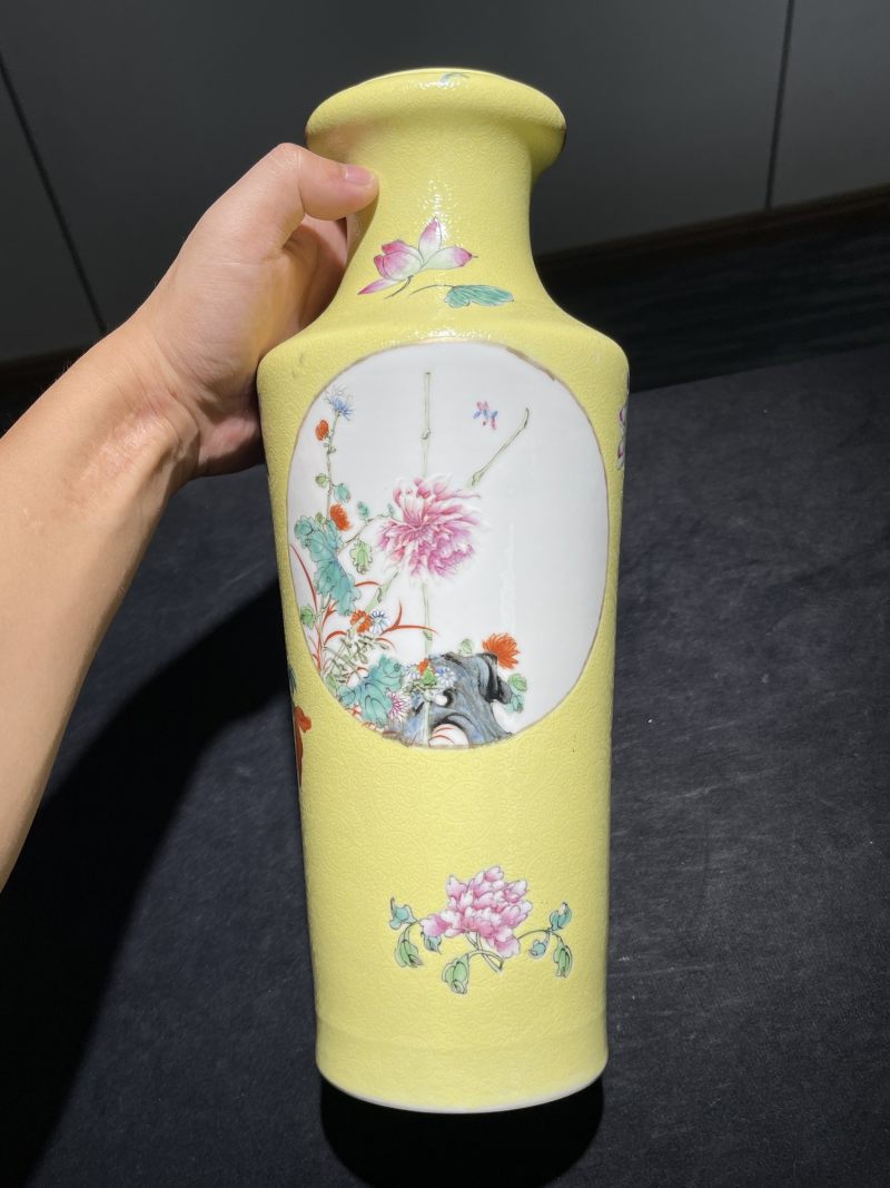 民国 黄地轧道粉彩花鸟纹洗口瓶一对 - 图16