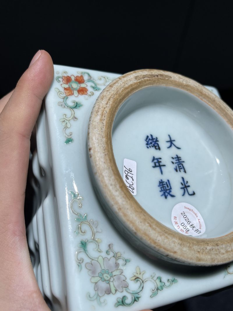 清光绪 粉青釉加彩八卦琮式瓶 - 图9