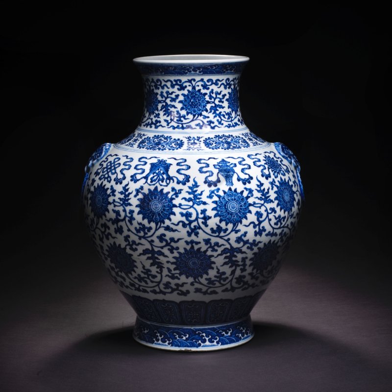 清乾隆 青花纏枝蓮八吉祥紋鋪首耳壺 | A VERY RARE LARGE IMPERIAL MING-STYLE BLUE AND WHITE 'BAJIXIANG' VASE, HU - 图5