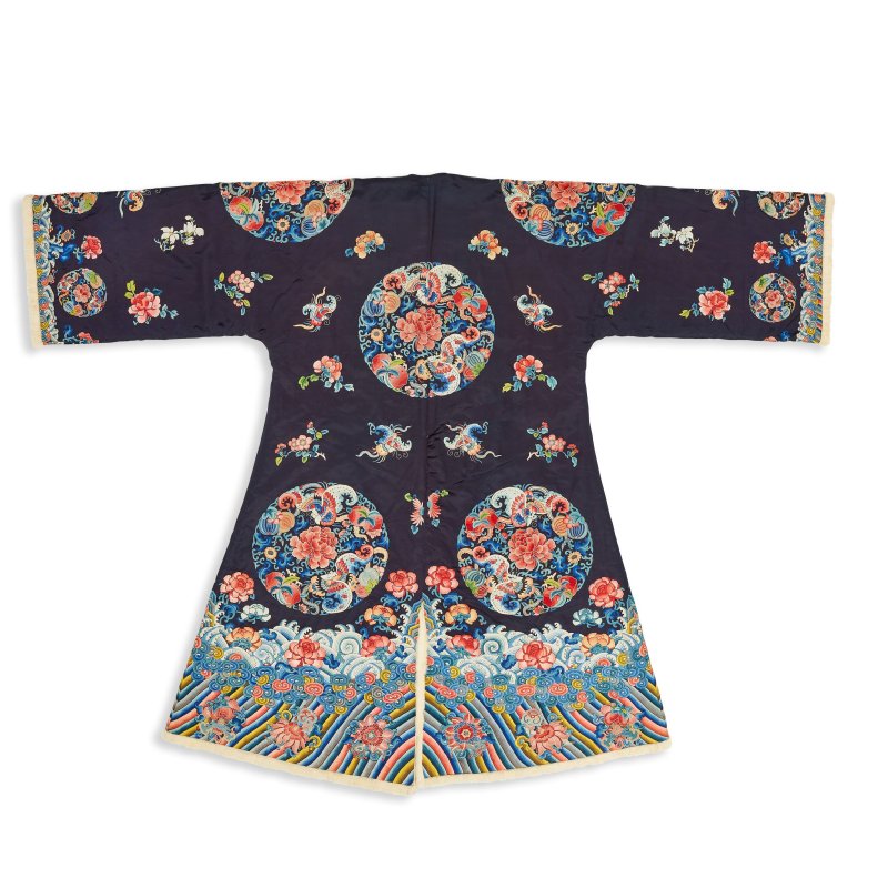 十九世紀 石青地打籽綉團花紋皮吉服褂 | A FUR-LINED MIDNIGHT-BLUE-GROUND SILK EMBROIDERED SURCOAT, JIFU GUA - 图9