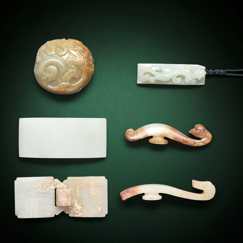明及以後 玉帶鈎及扣六件 及玉劍璏 | SIX BELT HOOKS AND BUCKLES, AND A SWORD SLIDE