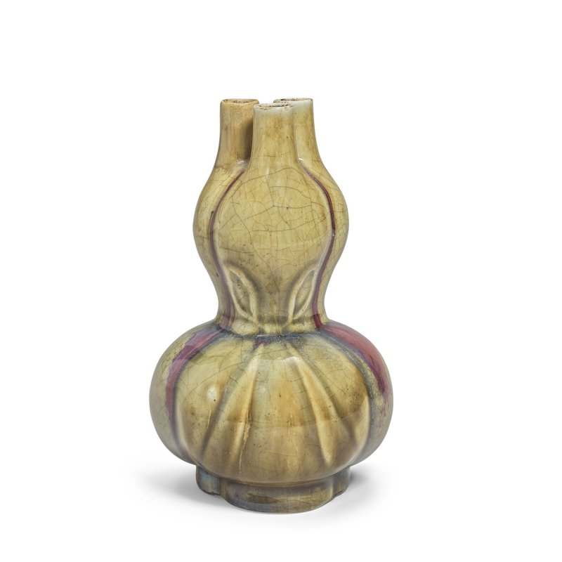 清乾隆/嘉慶 綠釉紫斑葫蘆三聯瓶 | A PURPLE-SPLASHED AND OLIVE-GLAZED TRIPLE-GOURD VASE - 图3