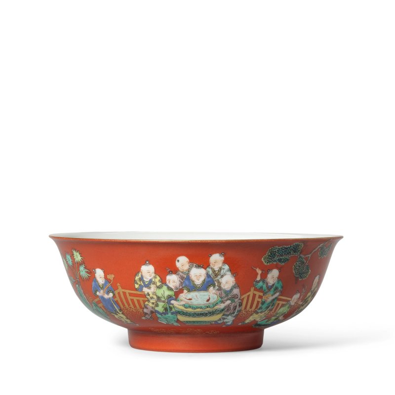 二十世紀 珊瑚紅地五彩描金戲嬰圖盌 | A CORAL-GROUND FAMILLE VERTE AND GILT-DECORATED 'BOYS' BOWL - 图1