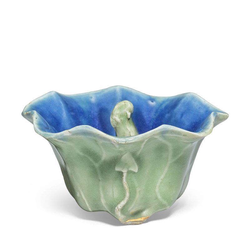 十七/十八世紀 青花盌及公道盃 | A BLUE AND WHITE BOWL TOGETHER WITH A BLUE AND CELADON-GLAZED 'TRICK' CUP - 图5
