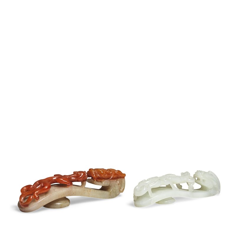 清 紅翡翠螭龍紋帶鉤及白玉螭龍紋帶鉤 | A RED JADEITE 'CHILONG' BELT HOOK AND A WHITE JADE 'CHILONG' BELT HOOK - 图2