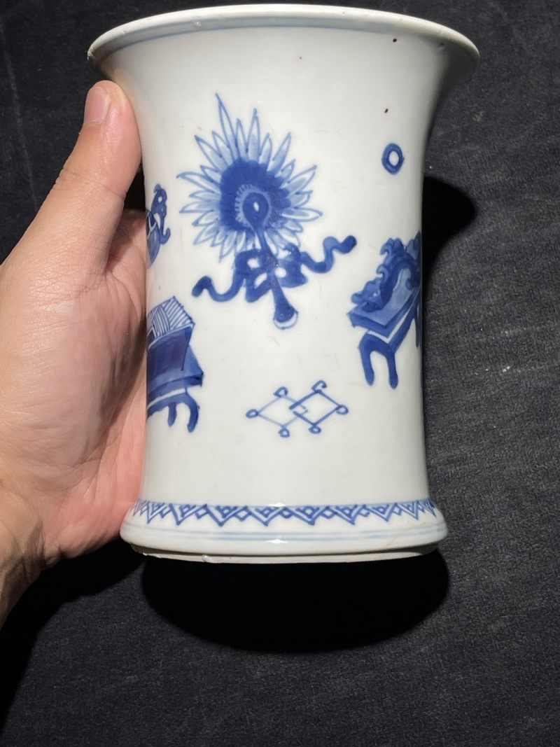清康熙 青花博古纹束腰笔筒 - 图3