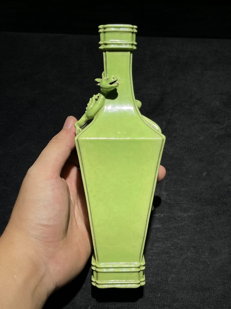 清中期 绿釉趴螭龙四方倭角小瓶一对 - 图2