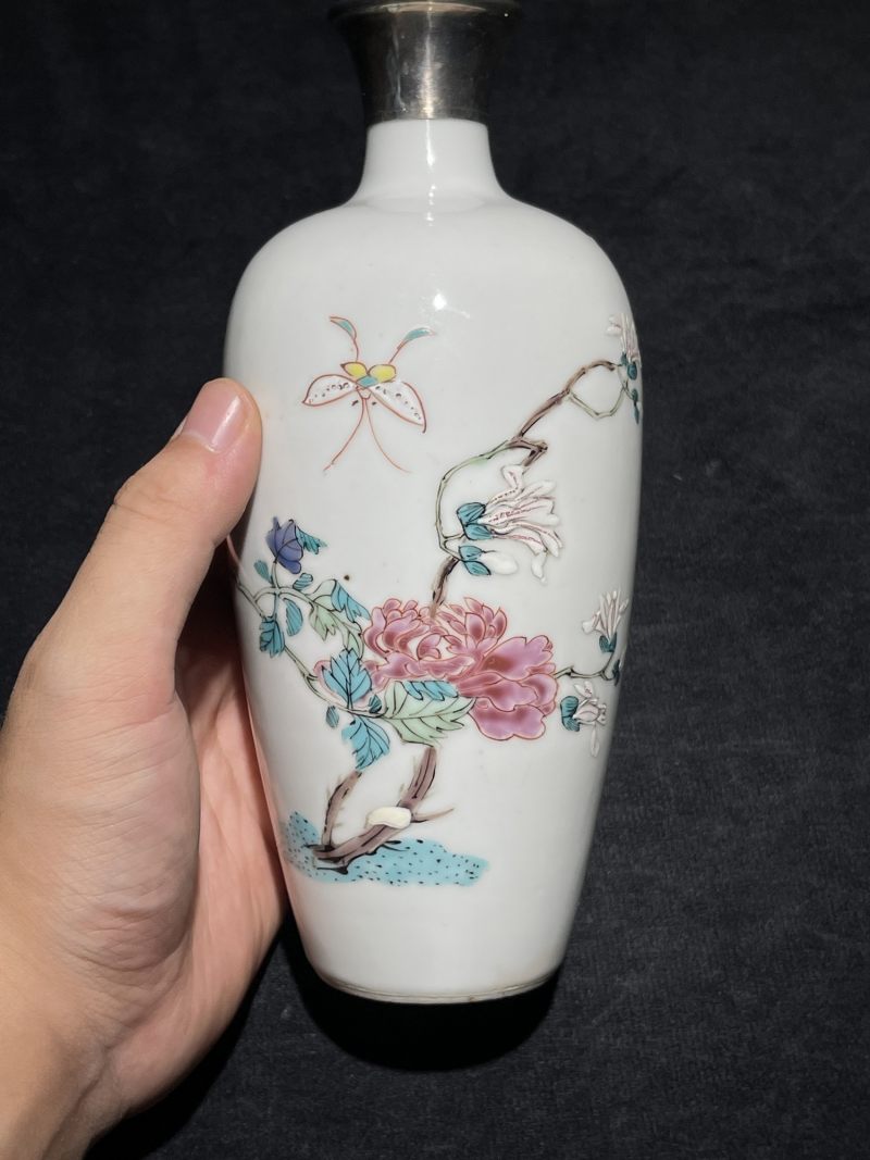 清雍正 粉彩花蝶纹莱菔瓶 - 图2
