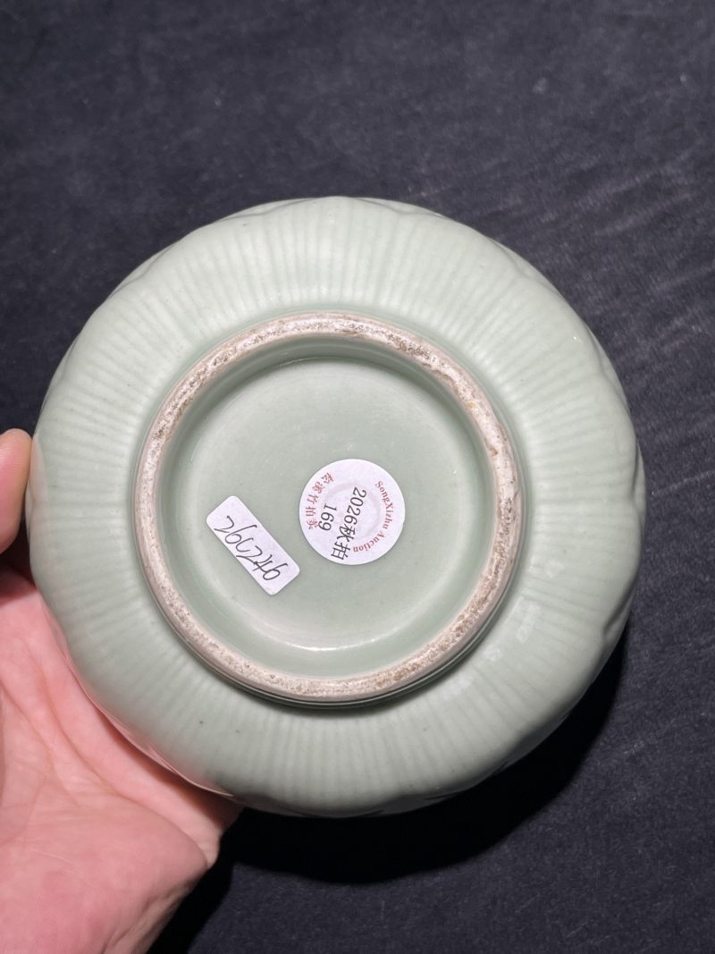 清中期 仿龙泉釉暗刻莲花型盖碗 - 图6