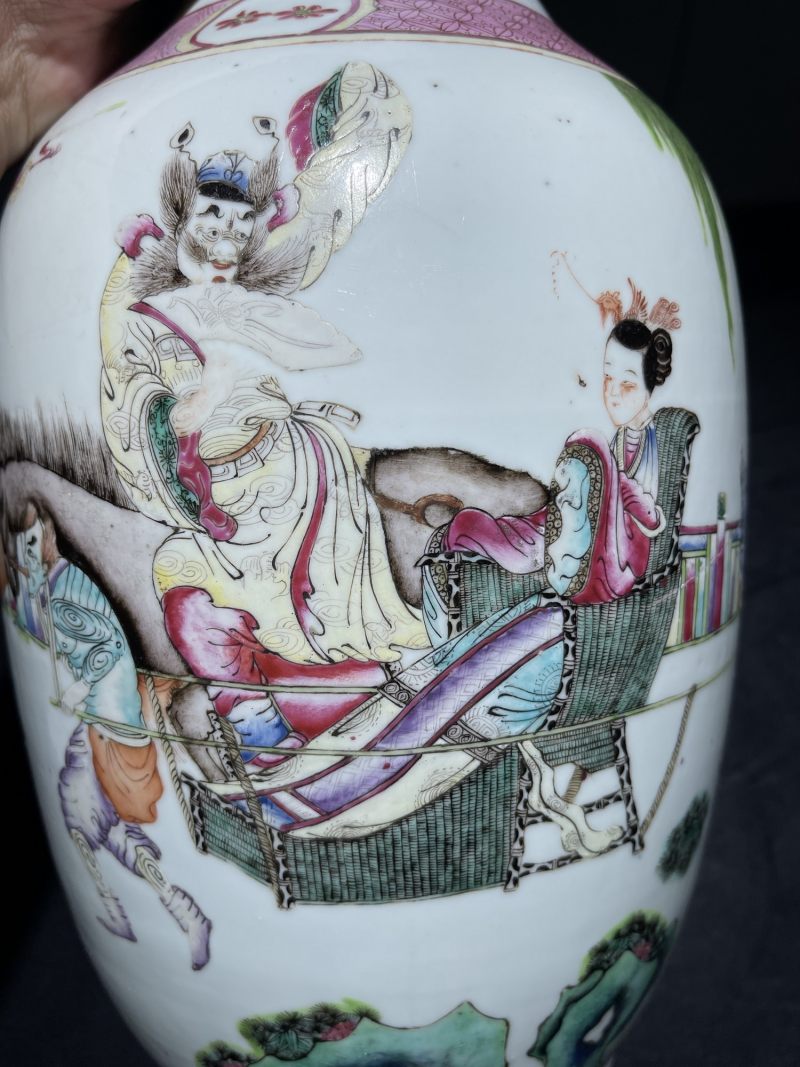 清晚期 粉彩钟馗嫁妹纹瓶 - 图6