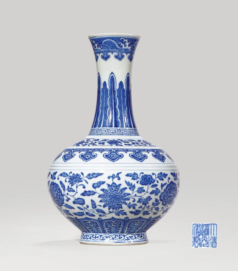 清道光 青花缠枝莲纹赏瓶 - 图1