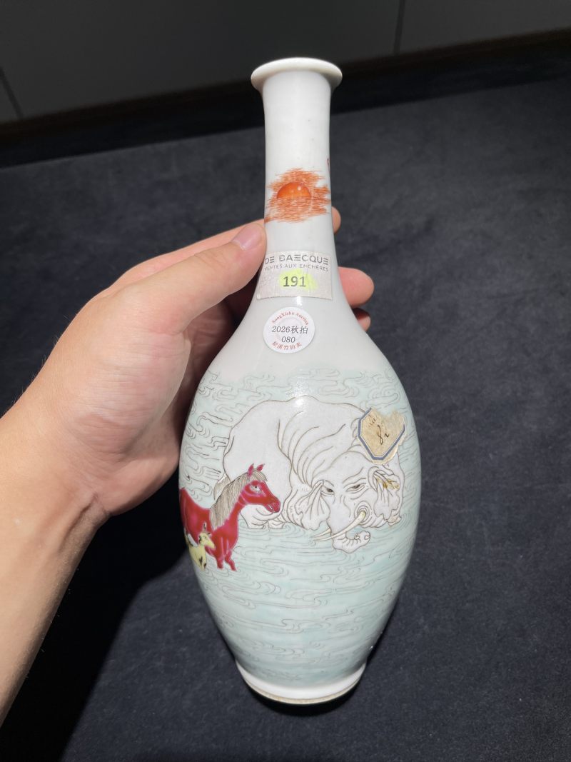 清晚期 粉彩三兽渡河纹橄榄瓶 - 图2