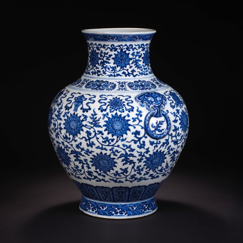 清乾隆 青花纏枝蓮八吉祥紋鋪首耳壺 | A VERY RARE LARGE IMPERIAL MING-STYLE BLUE AND WHITE 'BAJIXIANG' VASE, HU - 图26