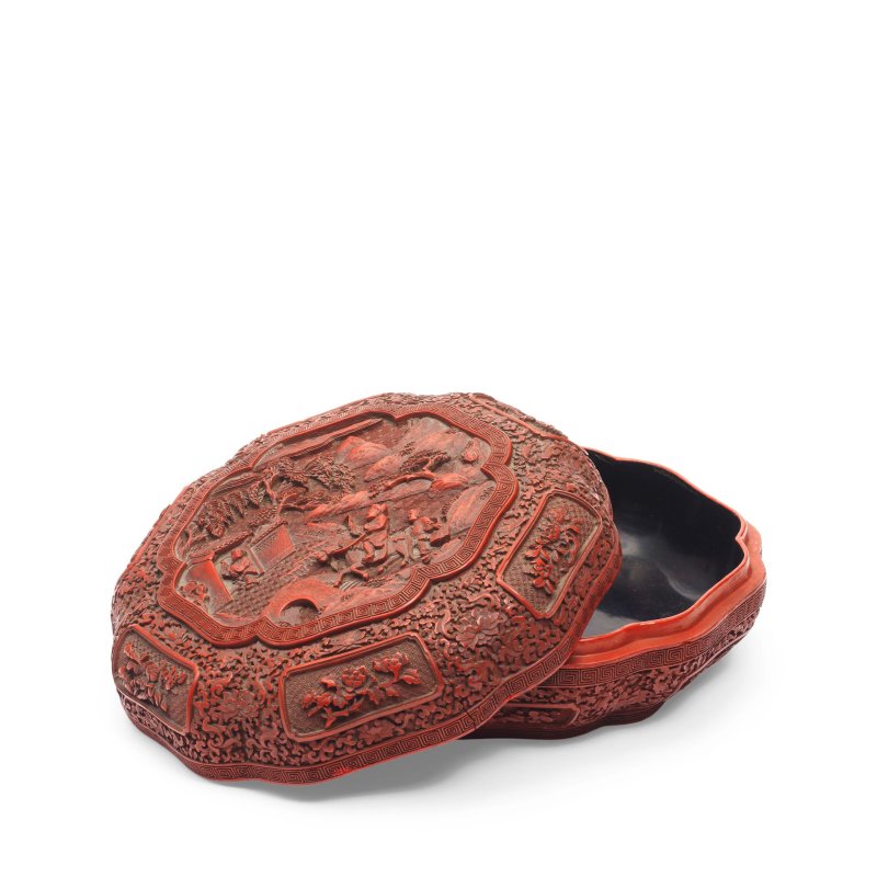清乾隆 御製剔紅人物圖葵瓣式蓋盒 | A RARE IMPERIAL CARVED CINNABAR LACQUER HEXAGONAL BOX AND COVER - 图5