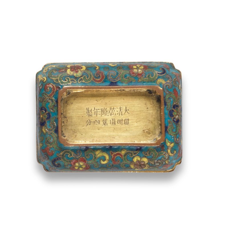 清乾隆 銅胎掐絲琺琅花卉紋蓋盒 | AN EXTREMELY RARE DOCUMENTARY SMALL GILT-BRONZE AND CLOISONNÉ ENAMEL BOX AND COVER - 图3