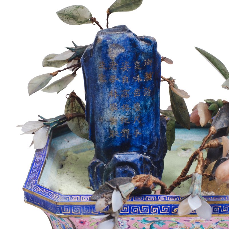清乾隆 銅胎畫琺琅八方盆及御題詩青金石山子盆景 | A MAGNIFICENT PAINTED ENAMEL JARDINIÈRE WITH A HARDSTONE AND GLASS EMBELLISHED TREE AND IMPERIALLY-INSCRIBED LAPIS LAZULI BOULDER - 图4