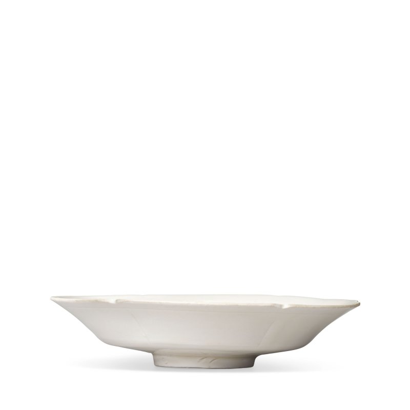 宋 定窯花口折腰盤 | A DINGYAO FOLIATE-RIM DISH - 图2