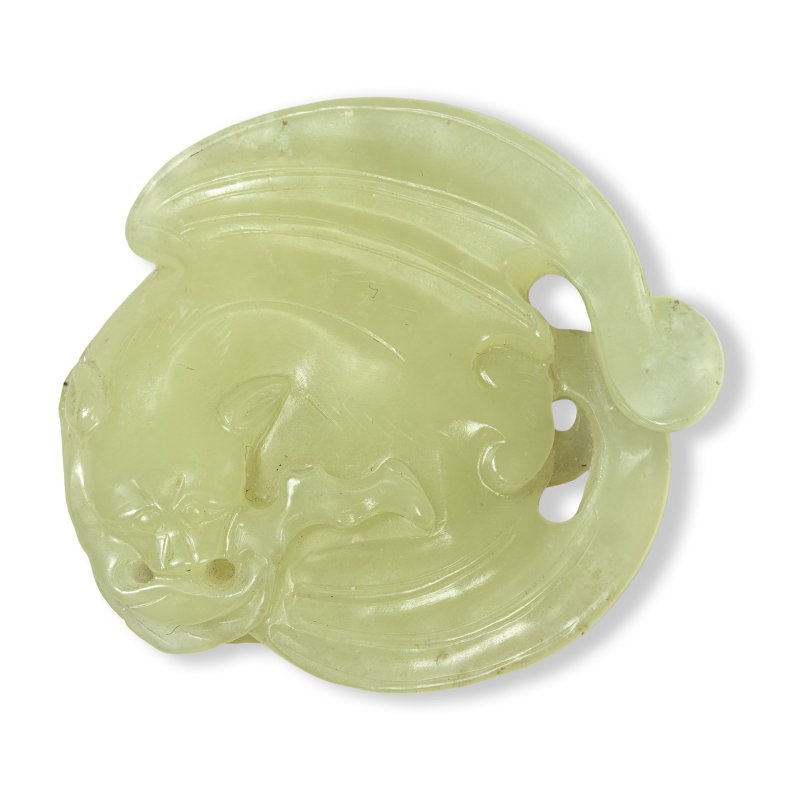 十九/二十世紀 青黃玉雕福壽雙全把件 | A GREENISH-YELLOW JADE 'BAT AND PEACHES' PENDANT