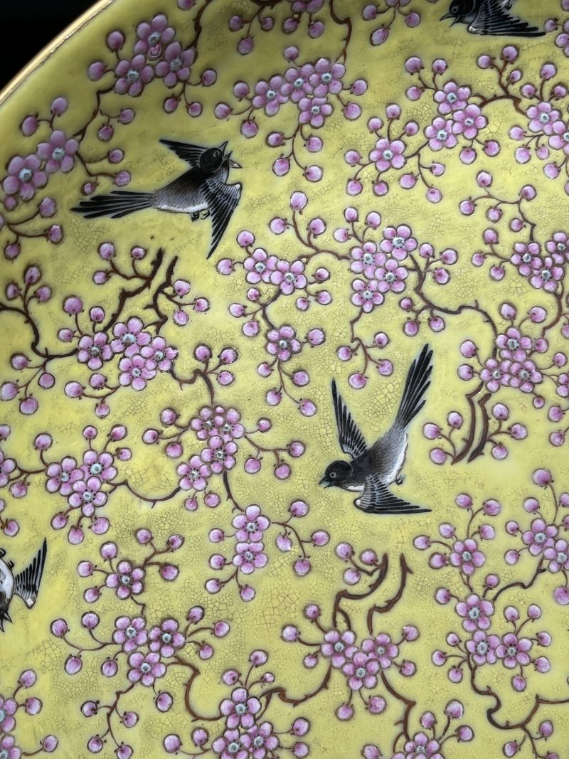 清代 黄地粉彩喜鹊登梅图大盘 - 图3