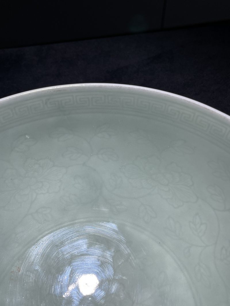 清乾隆 粉青釉模印花卉纹大碗 - 图9