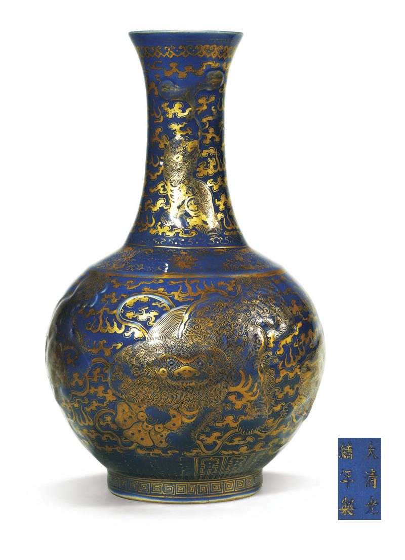 清光绪 祭蓝描金浮雕狮子绣球纹赏瓶 - 图1