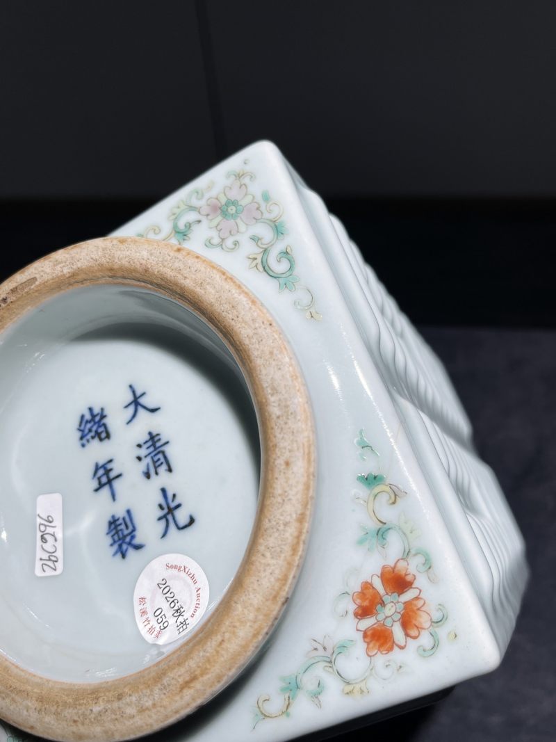 清光绪 粉青釉加彩八卦琮式瓶 - 图10