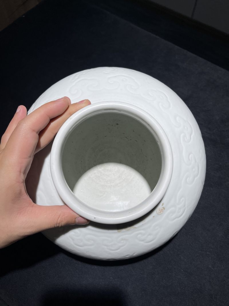 清雍正 白釉暗刻龙凤纹花囊 - 图7