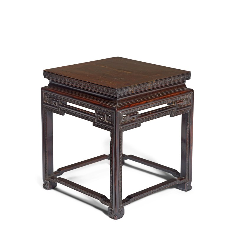 清 紫檀飾面有束腰羅鍋棖方凳 一組四件 | A RARE SET OF FOUR ZITAN-VENEERED SQUARE STOOLS - 图2