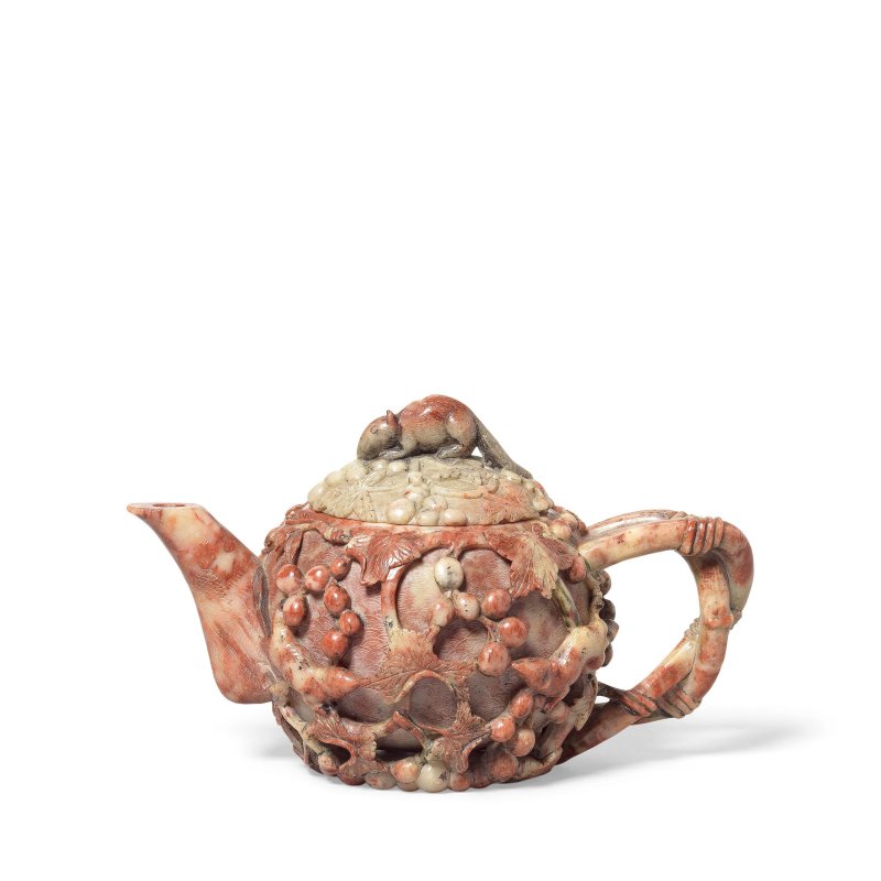 十七/十八世紀 壽山石雕松鼠葡萄茶壺 | A SOAPSTONE 'SQUIRREL AND GRAPES' TEAPOT AND COVER - 图5