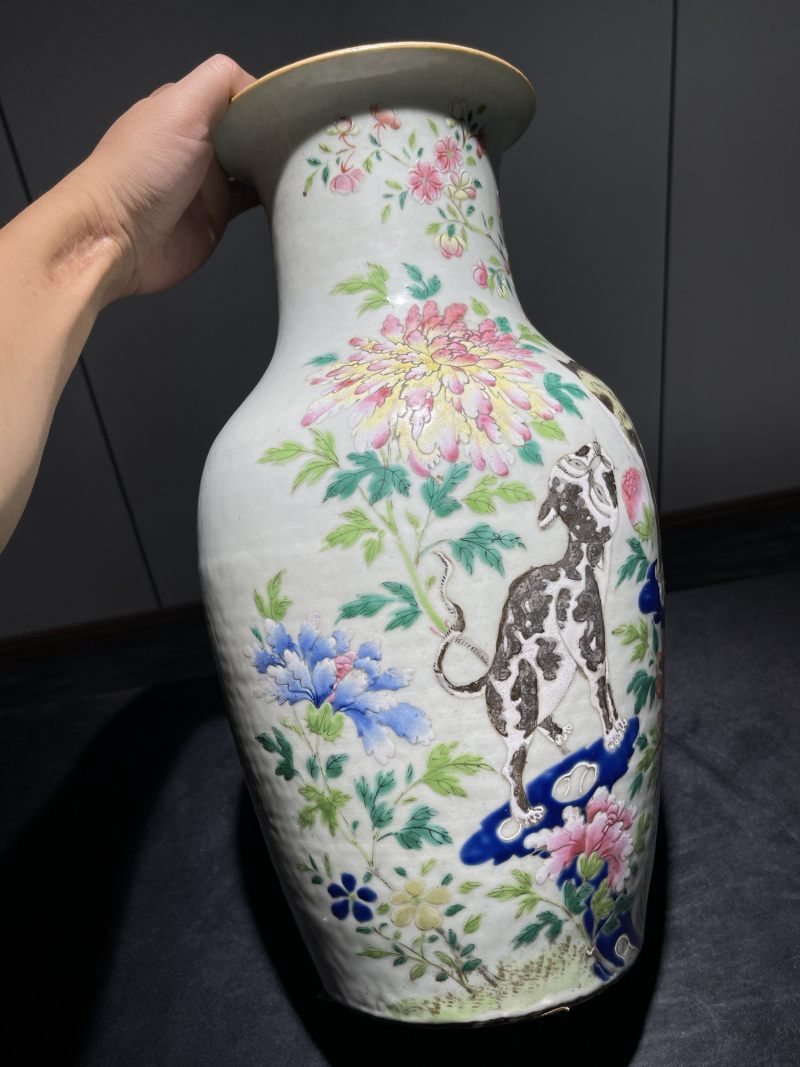 清乾隆 粉彩戏猫图罗汉瓶 - 图3