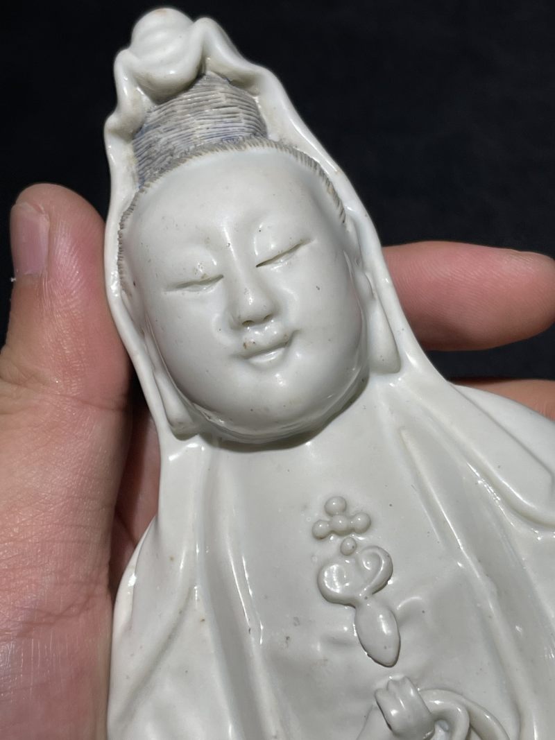 清乾隆 青花白釉观音坐像 - 图10