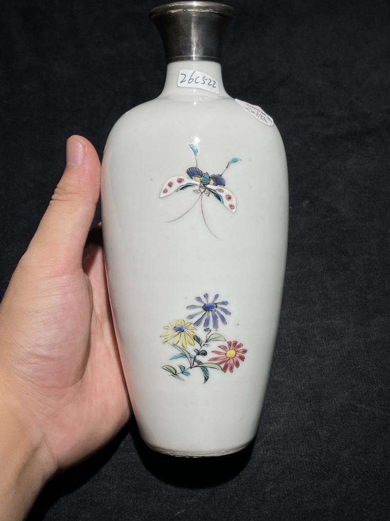 清雍正 粉彩花蝶纹莱菔瓶 - 图3
