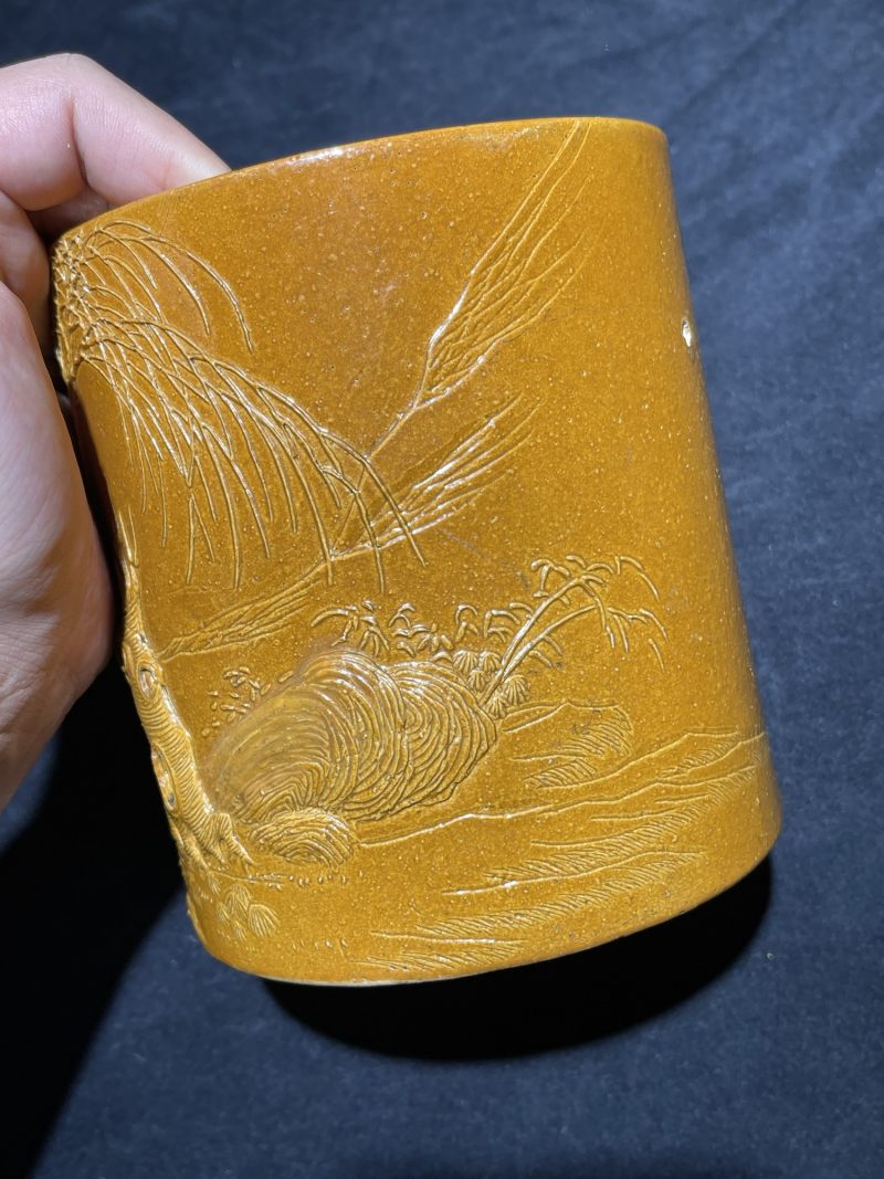 清中期 黄釉雕瓷麻姑献寿纹笔筒 - 图4