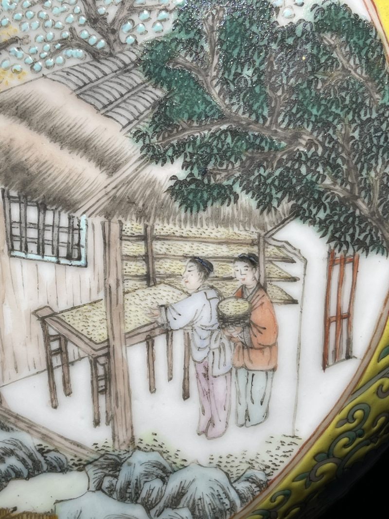 清晚期 黄地粉彩开光耕织图抱月瓶 - 图8
