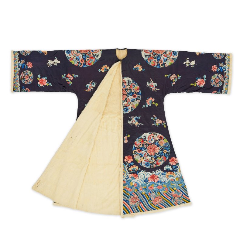 十九世紀 石青地打籽綉團花紋皮吉服褂 | A FUR-LINED MIDNIGHT-BLUE-GROUND SILK EMBROIDERED SURCOAT, JIFU GUA - 图10